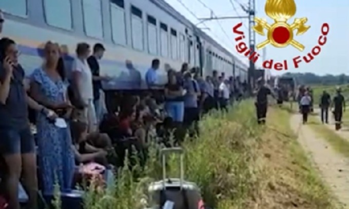 Treno guasto nel Vercellese: passeggeri sotto il sole