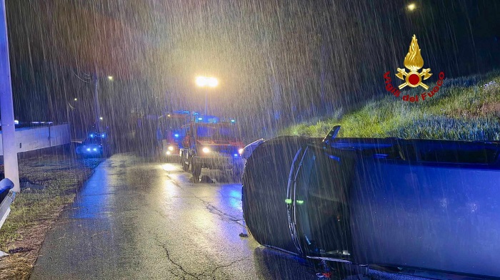 Auto ribaltata a Trivero sotto la pioggia, conducente in salvo