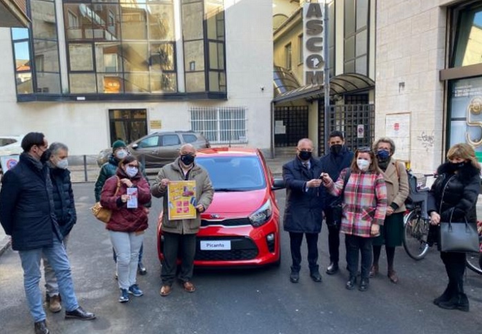 L'auto messa in palio dall'Ascom Vercelli vinta da una donna di Cavaglià