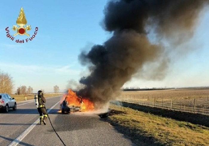 Il furgone con i ragazzi che vanno in vacanza va a fuoco