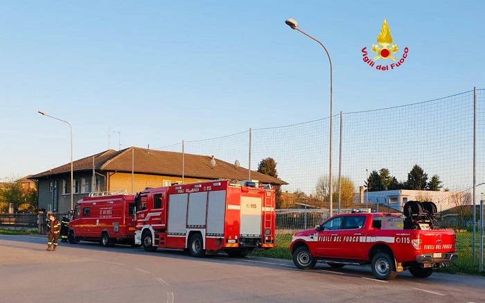 Auto va a fuoco nel parcheggio dell'ospedale