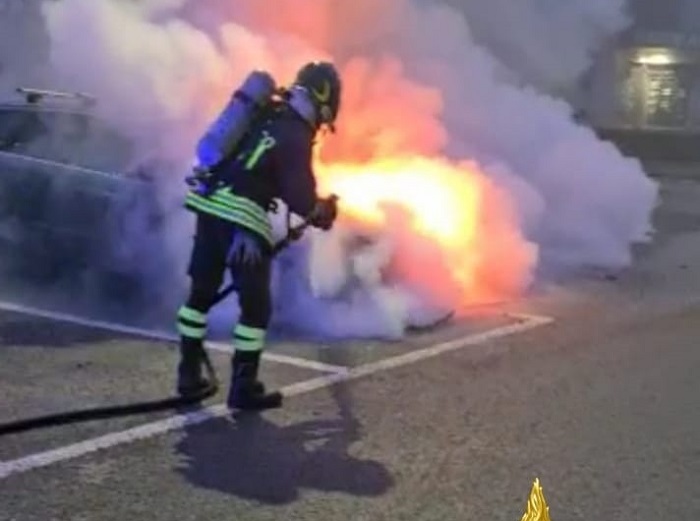Furgone a fuoco: incendio forse doloso