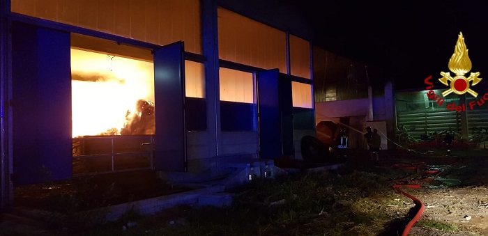 Cascina distrutta dalle fiamme, in salvo pastori e animali