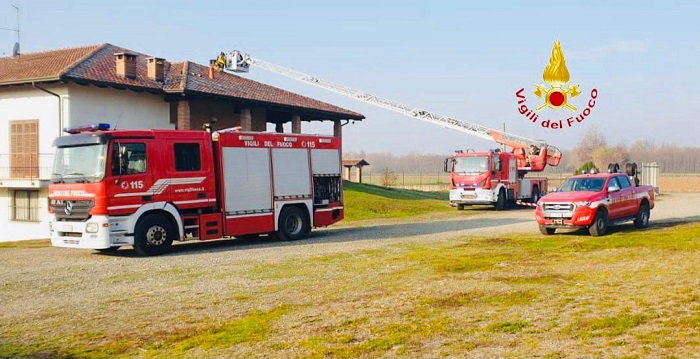 Impianto fotovoltaico in fiamme, tetto distrutto