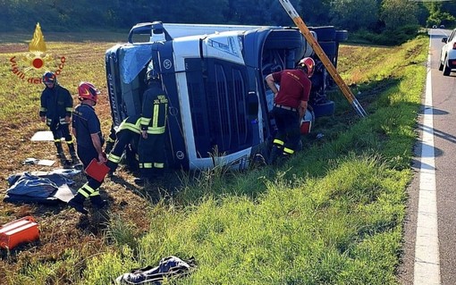 Camion sbanda ed esce di strada: autista illeso