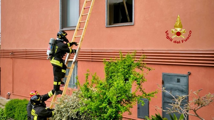 Vigili del fuoco spengono l'incendio in una pizzeria
