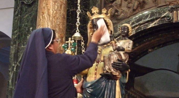 A Oropa la pulizia del volto della Madonna