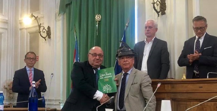 Il libro verde degli alpini donato al Comune di Biella