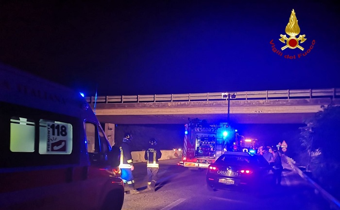 Auto ribaltata in superstrada a Cossato