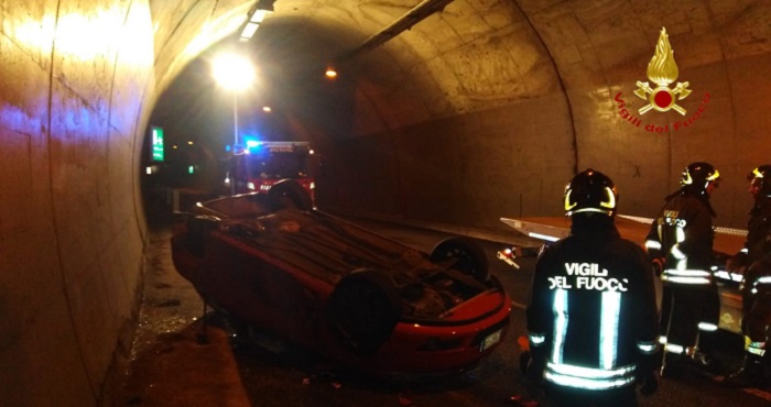 Auto si ribalta in galleria tra Cossato e Valle Mosso