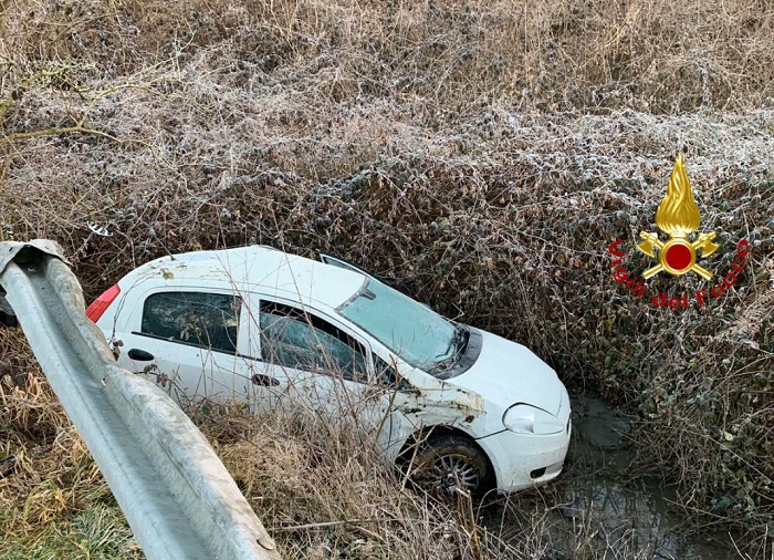 Esce di strada e lascia l'auto nel canale