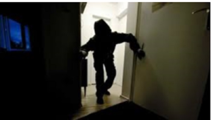 Sente i ladri in casa, urla e li fa scappare