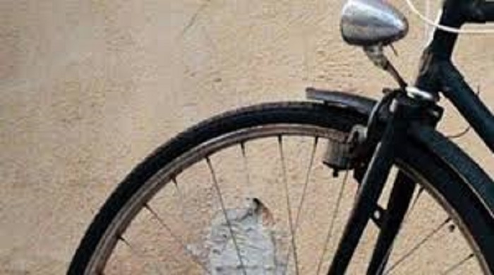 Prima ruba la bici, poi ha un incidente