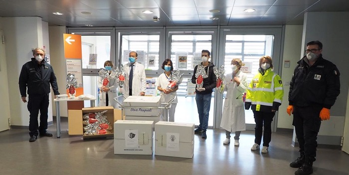 Leo Clulb Biella regala le uova di Pasqua all'ospedale di Biella
