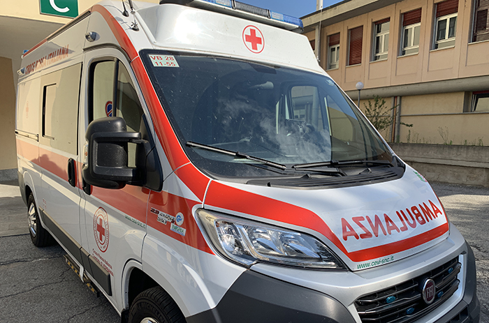 Va a trovare l'amico, si siede sul divano e muore