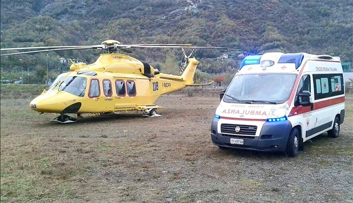 Si ribalta con il trattore, anziano in ospedale
