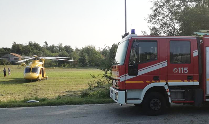 Ventenne si schianta con la moto contro un camion