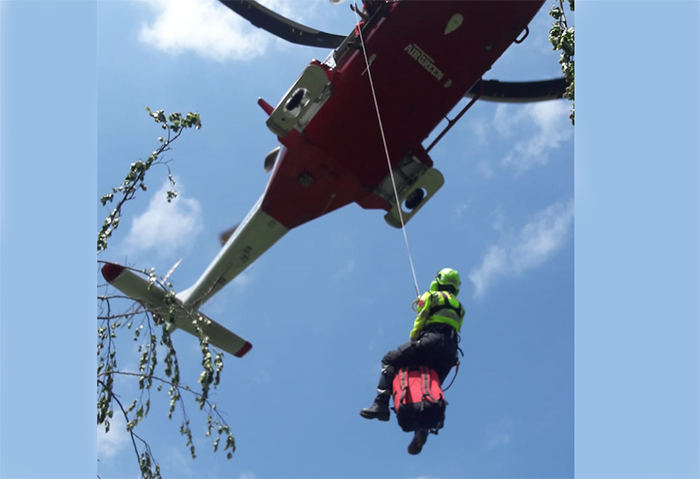 Cade dal tetto: grave un 40enne