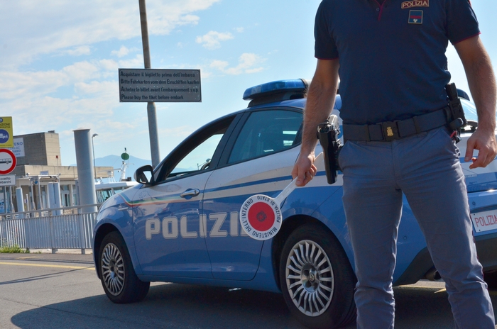 Va a fare l'esame della patente guidando l'auto: finisce nei guai