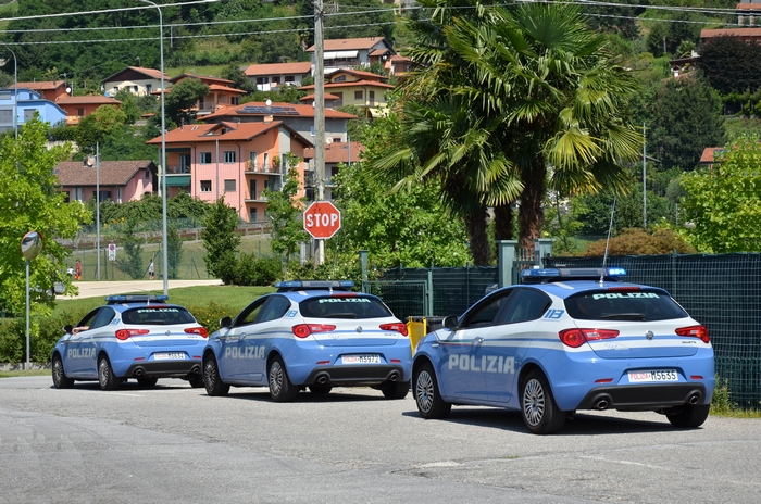 Travolge tre ciclisti e scappa: denunciato 20enne senza patente 
