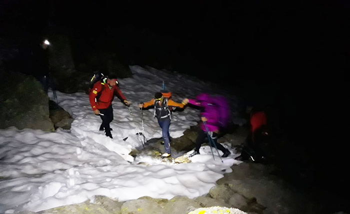 Si rompe il femore in casa, ma l'ambulanza non arriva a causa della neve
