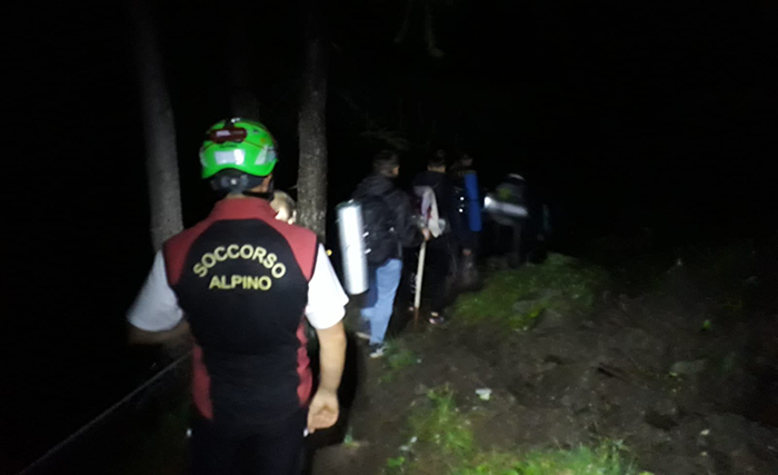Taglia legna e rimane ferito nel bosco