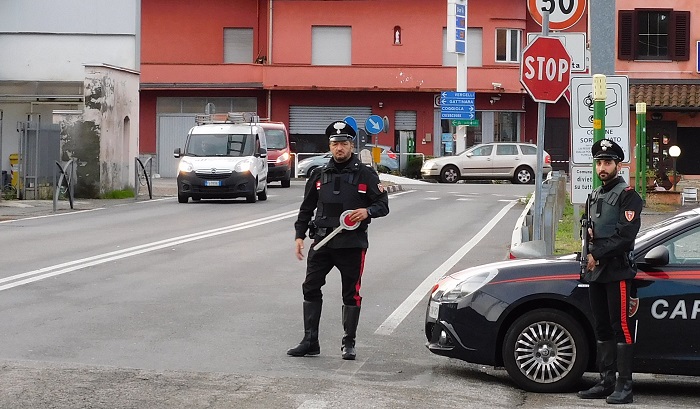 Giravano in auto nonostante il divieto Covid-19 con lo spinello