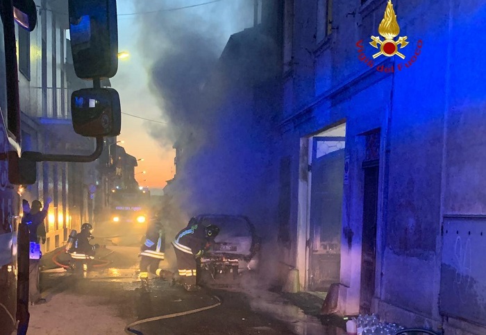 Auto a fuoco in centro a Trino