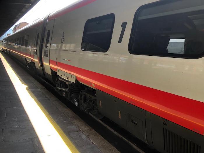 Lascia il cellulare sul treno Biella-Novara e lo ritrova grazie ai carabinieri