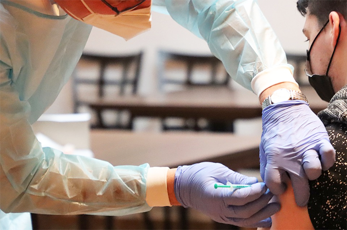 Vaccini scuole: in Piemonte 20mila operatori mancano all'appello, la Regione accelera 