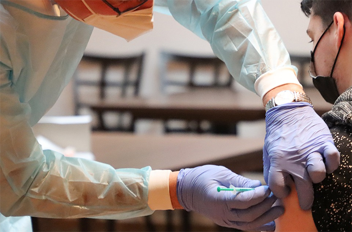 Vaccini Pfizer e Moderna dai medici di famiglia: c'è l'accordo 