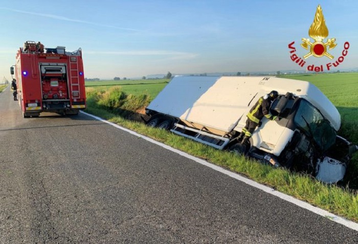 Un bus e un camion fuori strada: disagi nel Biellese