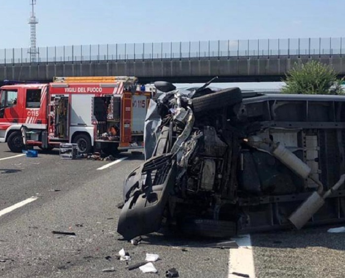 Schianto sull'autostrada: muore una donna e un ragazzino è gravissimo