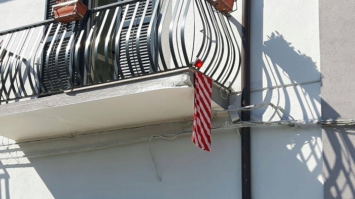 Distrugge un balcone e scappa
