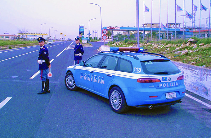 Entra contromano in autostrada, fermato dopo due km